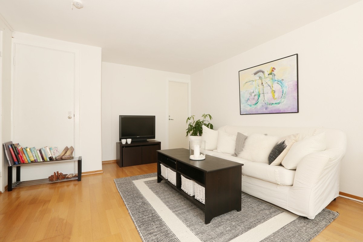 Stue med plass for sofa, tv-benk og lite kjøkkenbord. Galleribilde