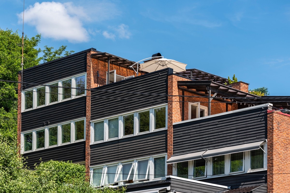 Det er tre hus i rekken hvorav denne boligen ligger øverst. Galleribilde