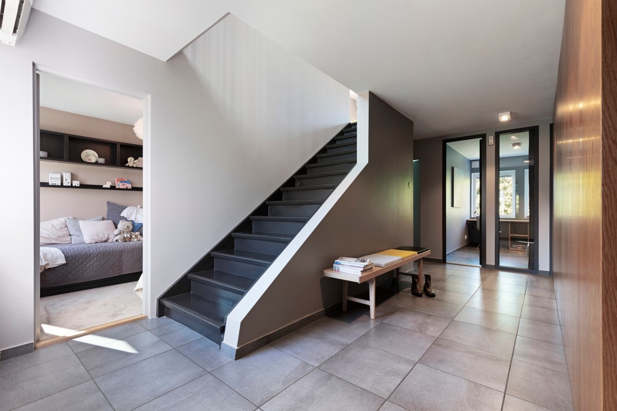 Romslig gang. Gulv med fliser og varmekabler. Galleribilde