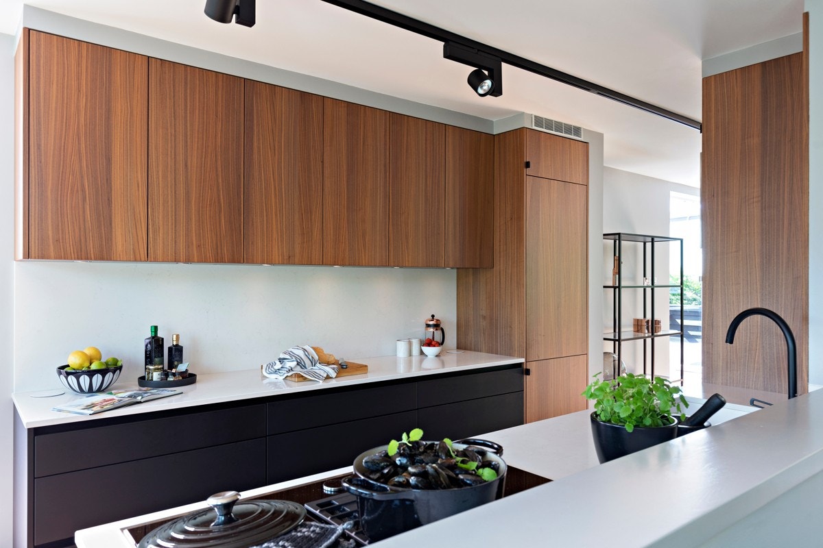 Caesarstone benkeplate, også benyttet på vegg mellom benk og overskap. Galleribilde