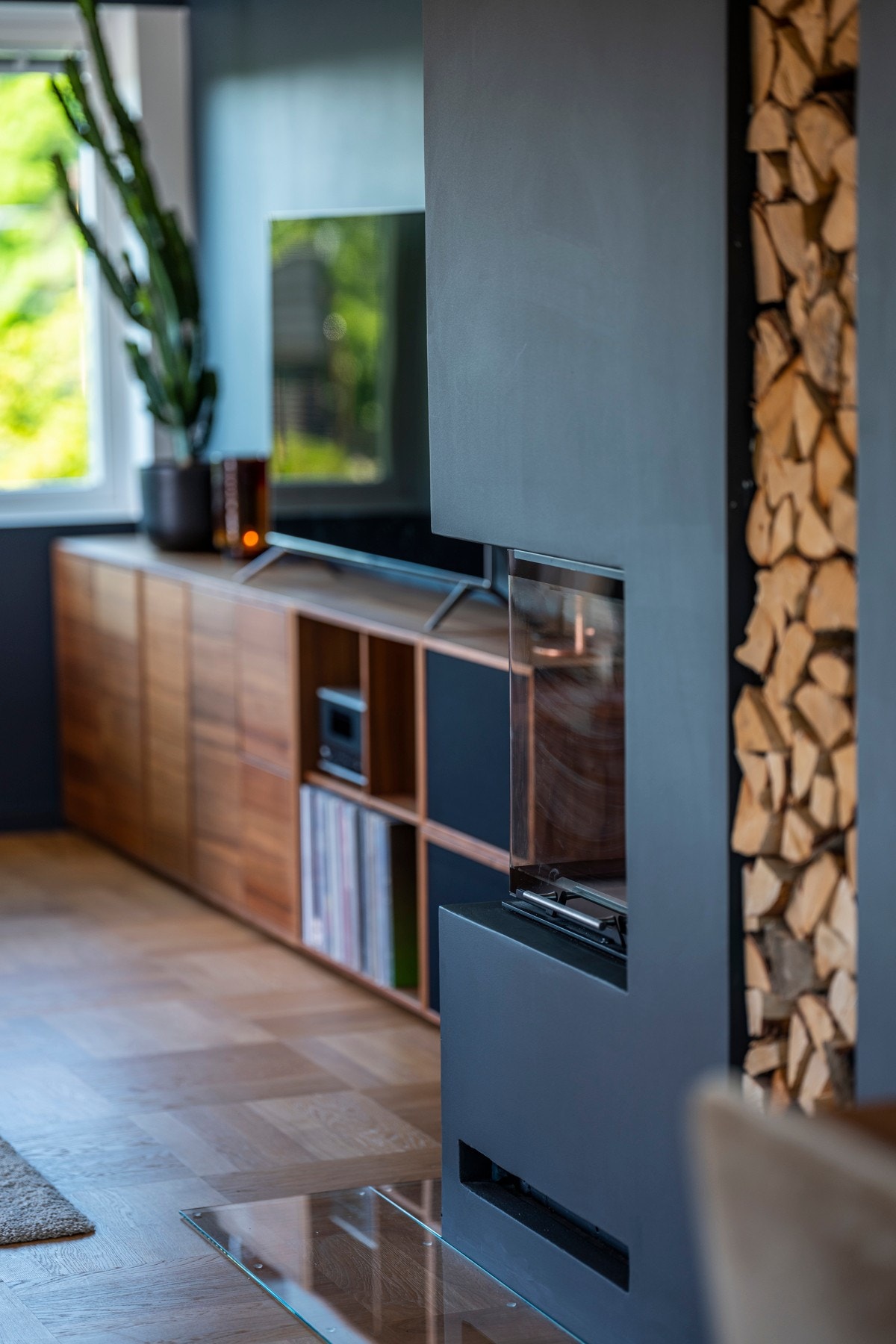 Innsatsen har hev/senk funksjon på glasset som tillater både åpen peisfyring eller lukket peisovn fyring. Galleribilde