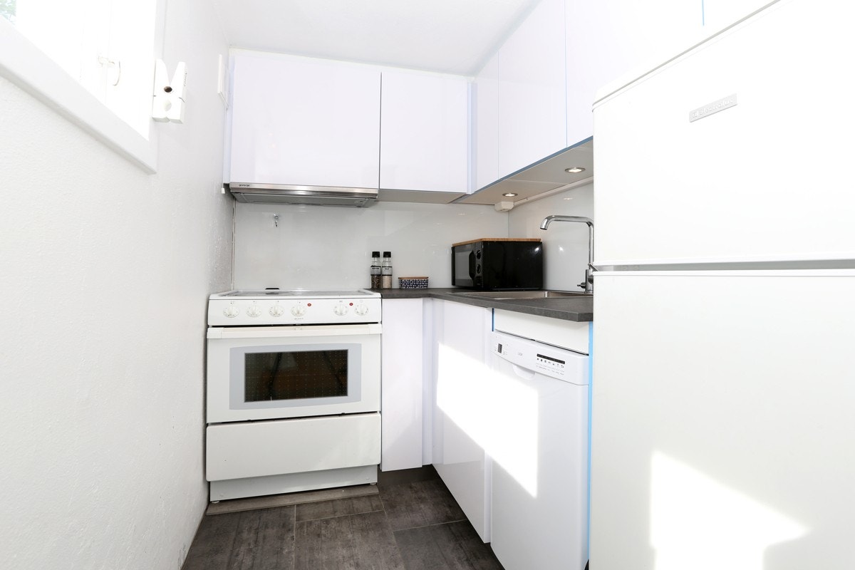 Kvik kjøkkeninnredning fra 2014 med opplegg/plass for oppvaskmaskin. Varmekabler i gulv. Galleribilde