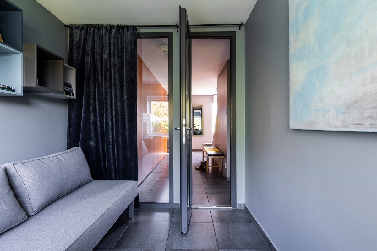 Plass til sovesofa. Lydtett glassvegg med glassdør ut til gang. Galleribilde