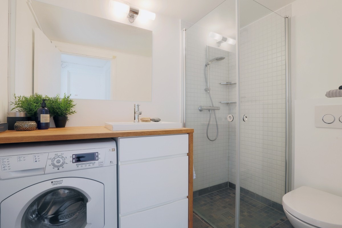 Nytt bad fra 2015. Varmekabler på gulv. Svingbare dusjdører. Vegghengt toalett. Opplegg for vaskemaskin Galleribilde