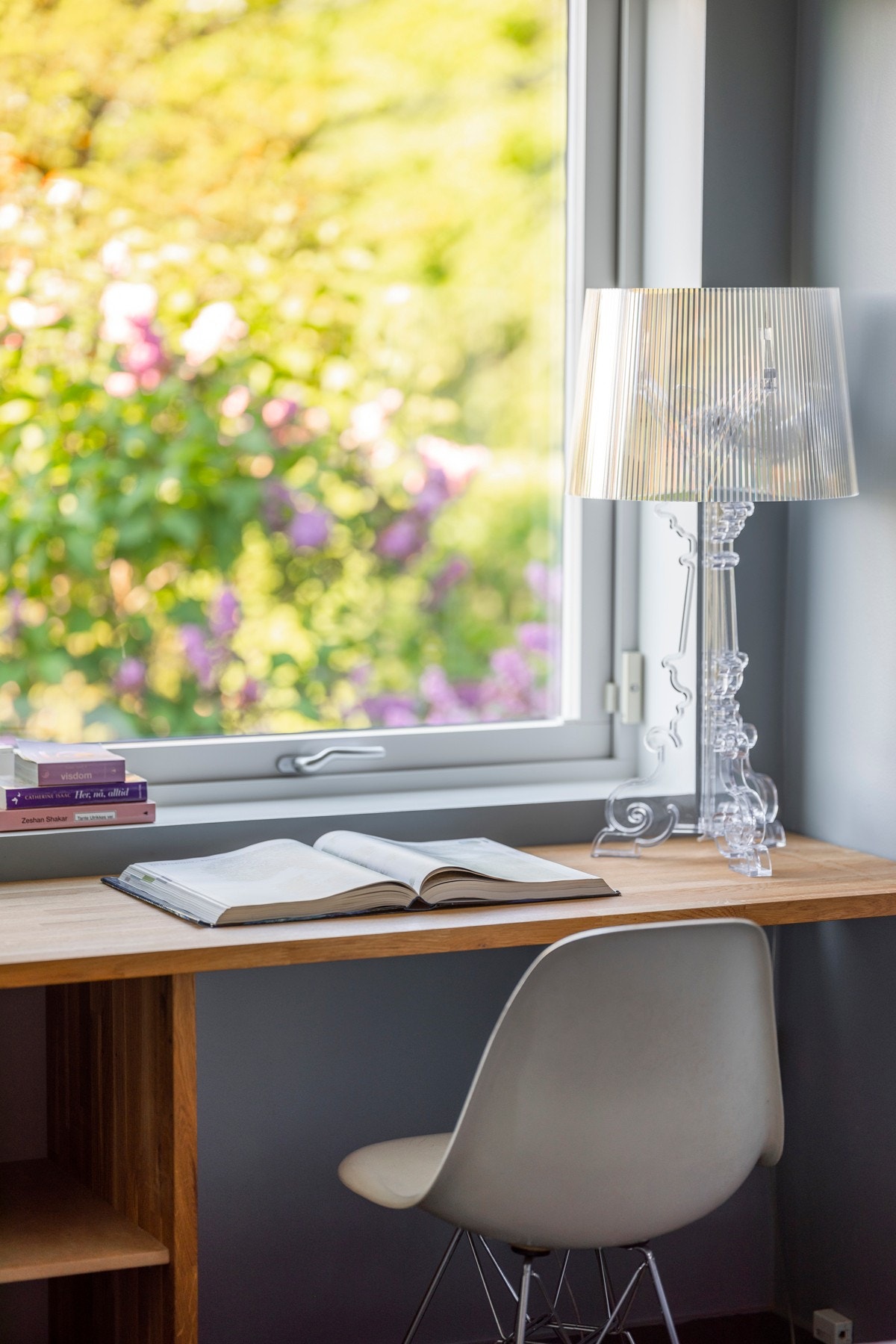 Hyggelig utsyn til hagen med syrinbusker. Galleribilde