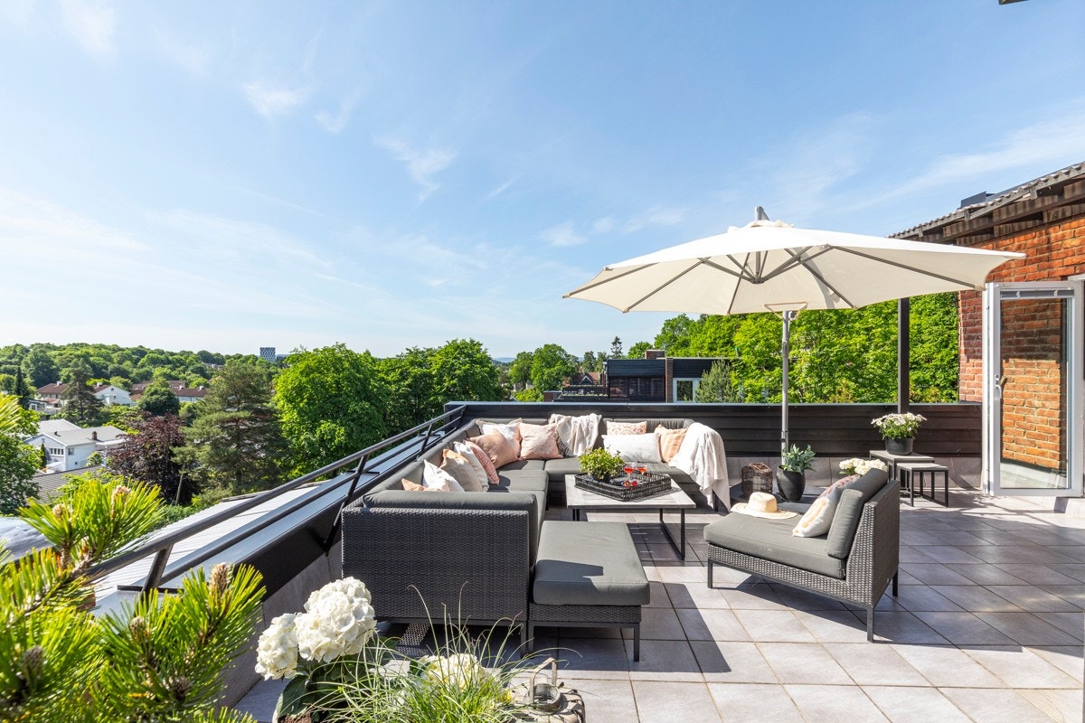 Takterrassen ligger høyt og fritt med fantastisk utsikt. Galleribilde