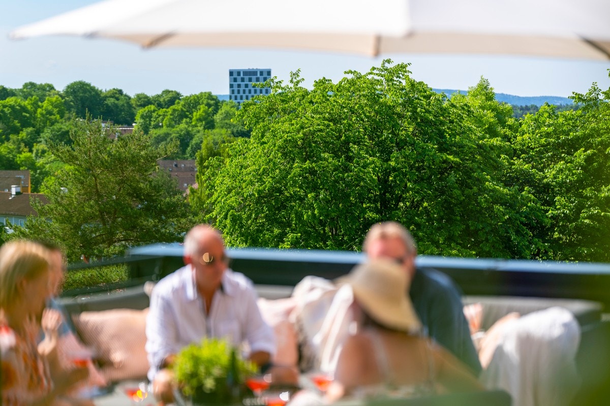 ...med gode venner. Galleribilde