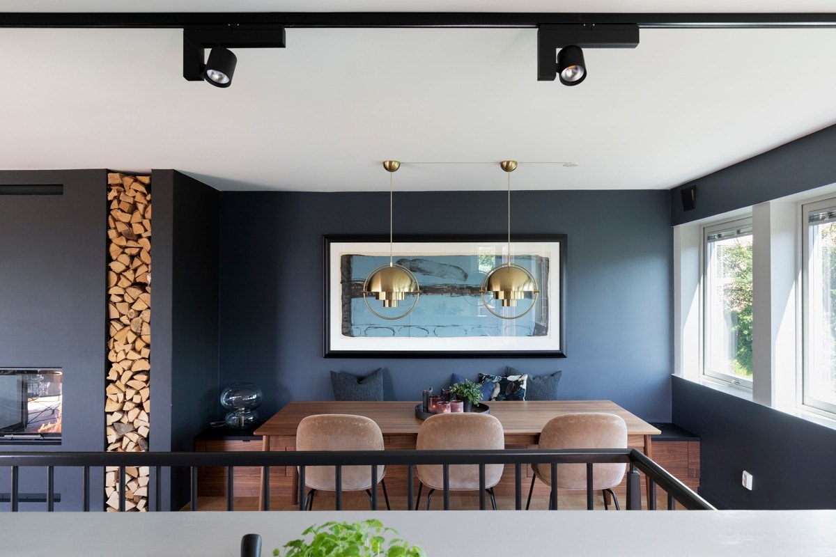 Plassbygget sittebenk med skuffer i samme utførelse som kjøkkeninnredning. Galleribilde