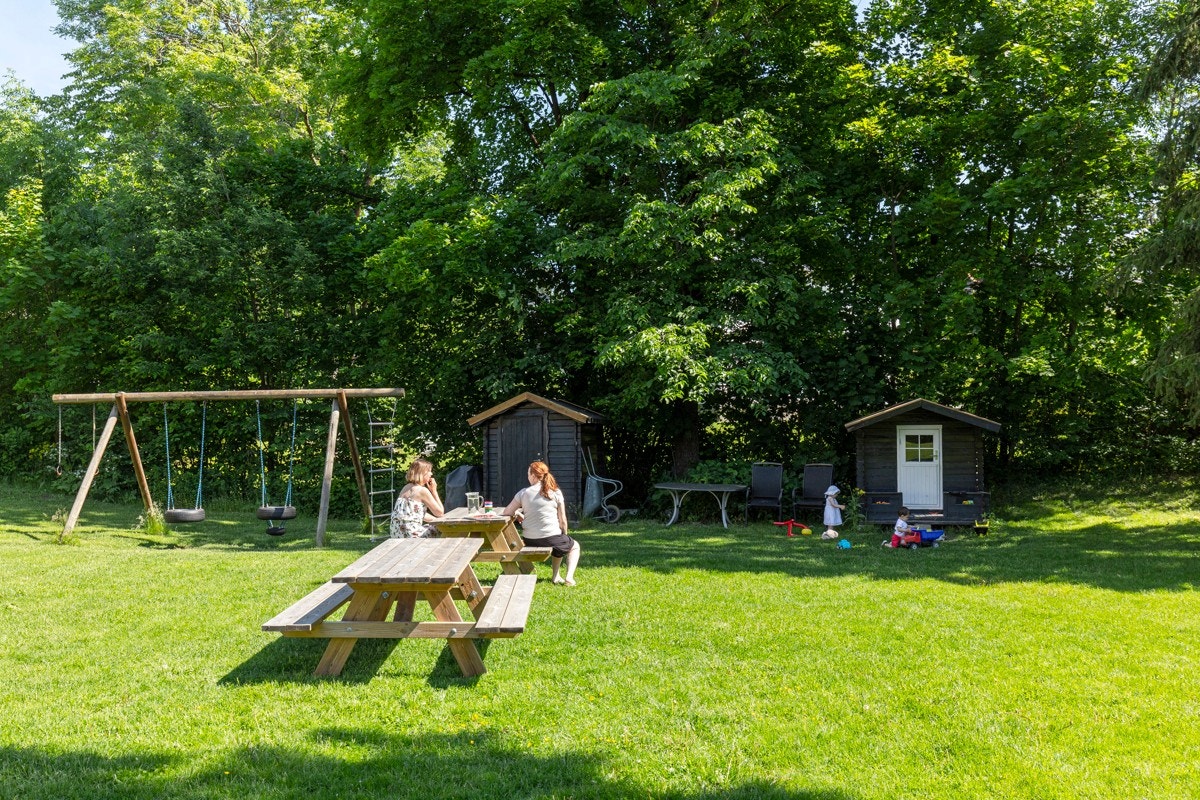 Perfekt sted å ta morgenkaffen mens barna leker. Galleribilde