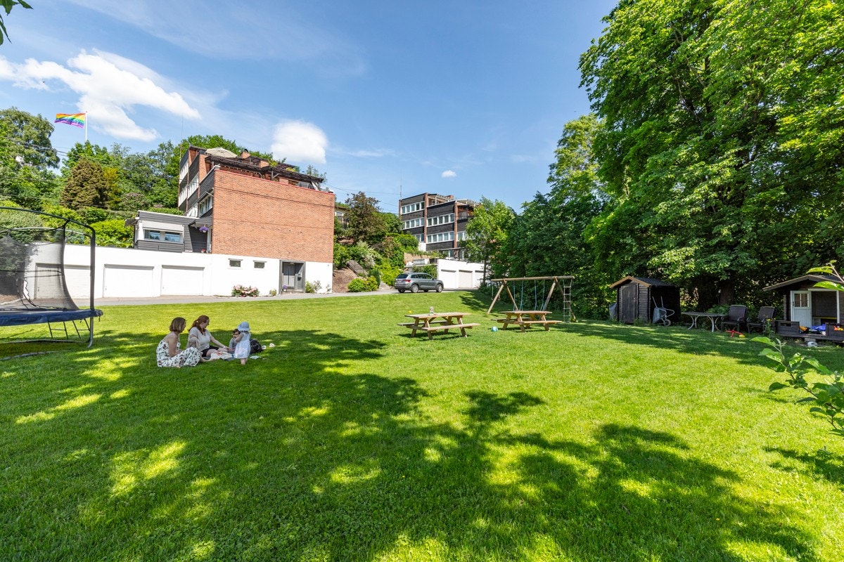 Deleier (1/24 del) av flott solrik fellesareal på 2,3 mål - perfekt for lek og samlinger. Galleribilde