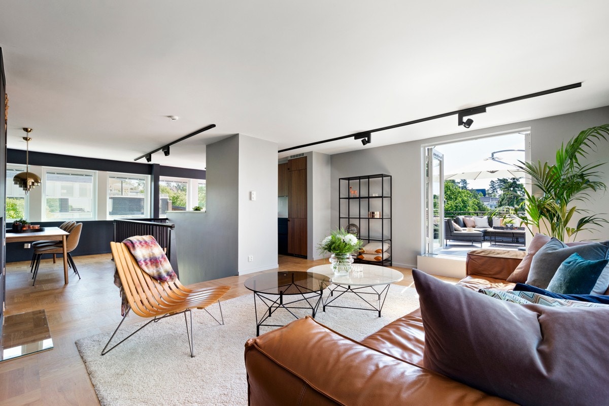 Stue med dobbeldør ut til den solrike takterrassen som blir en forlengelse av stuen. Galleribilde