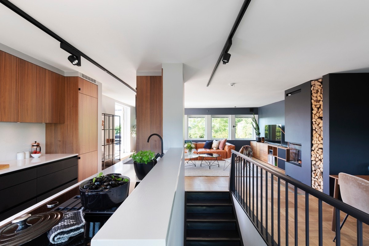 Integrert oppvaskmaskin fra Miele. Integrert høyskap/kjøleskap samt separat integrert fryseskap fra Neff. Galleribilde