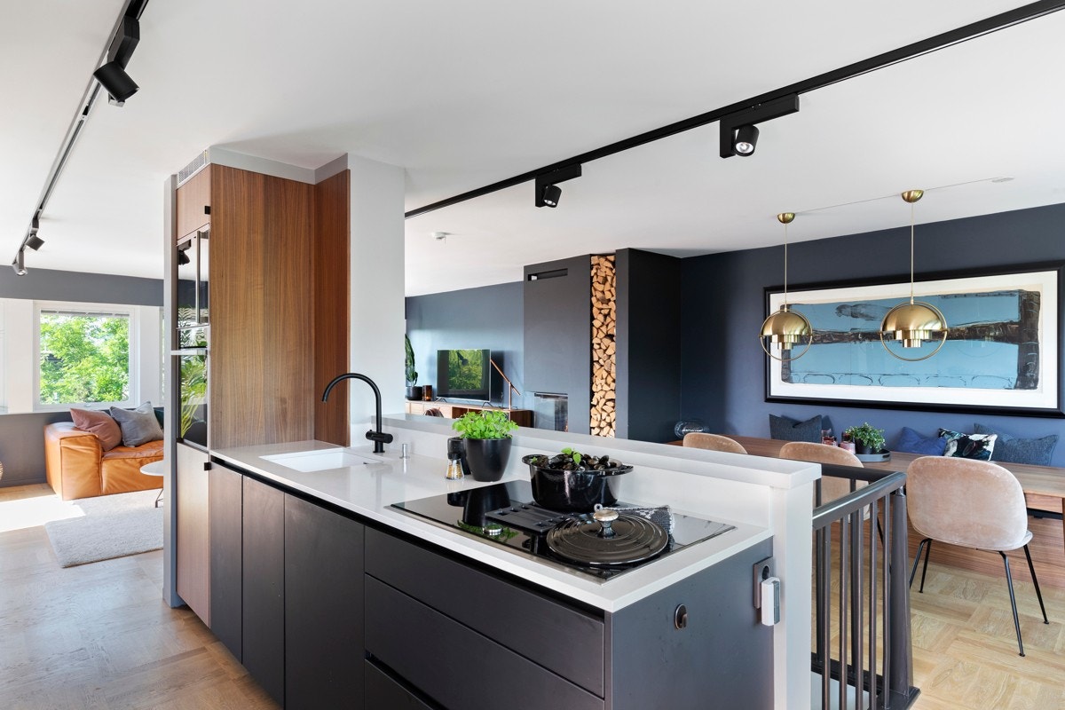 Stilig og moderne kjøkkeninnredning i matt sort og valnøtt fra Mobalpa (2017). Galleribilde