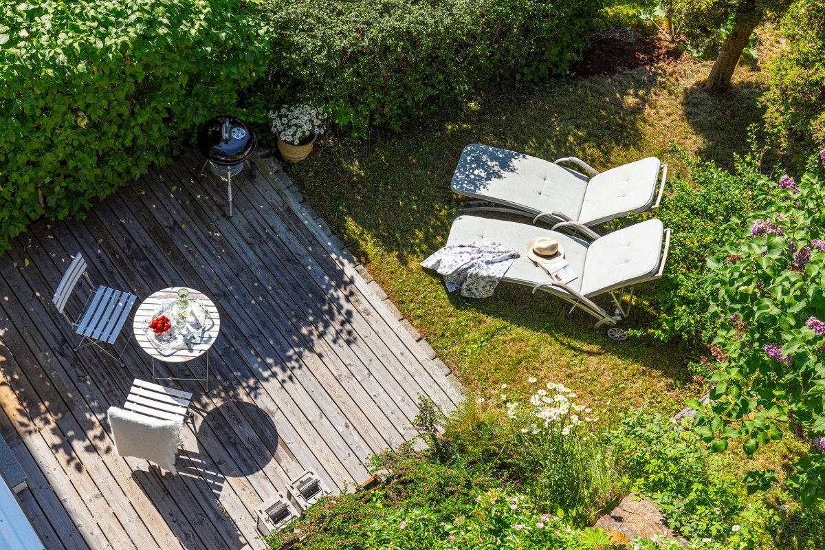 Koselig frodig hage med god plass for sittegrupper og grill. Galleribilde