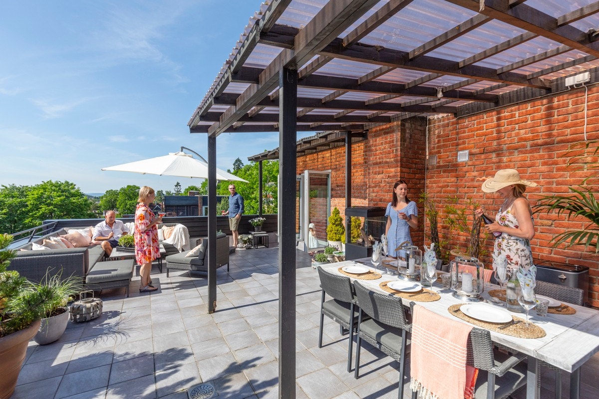 Takterrassen kan enkelt innredes i ulike soner, og innbyr til store sosiale sammenkomster. Galleribilde