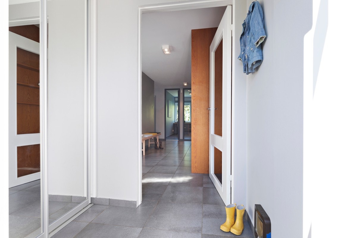 Entrè/vindfang. Fliser på gulv med varmekabler. Skyvedørsgarderobe med speil. Galleribilde