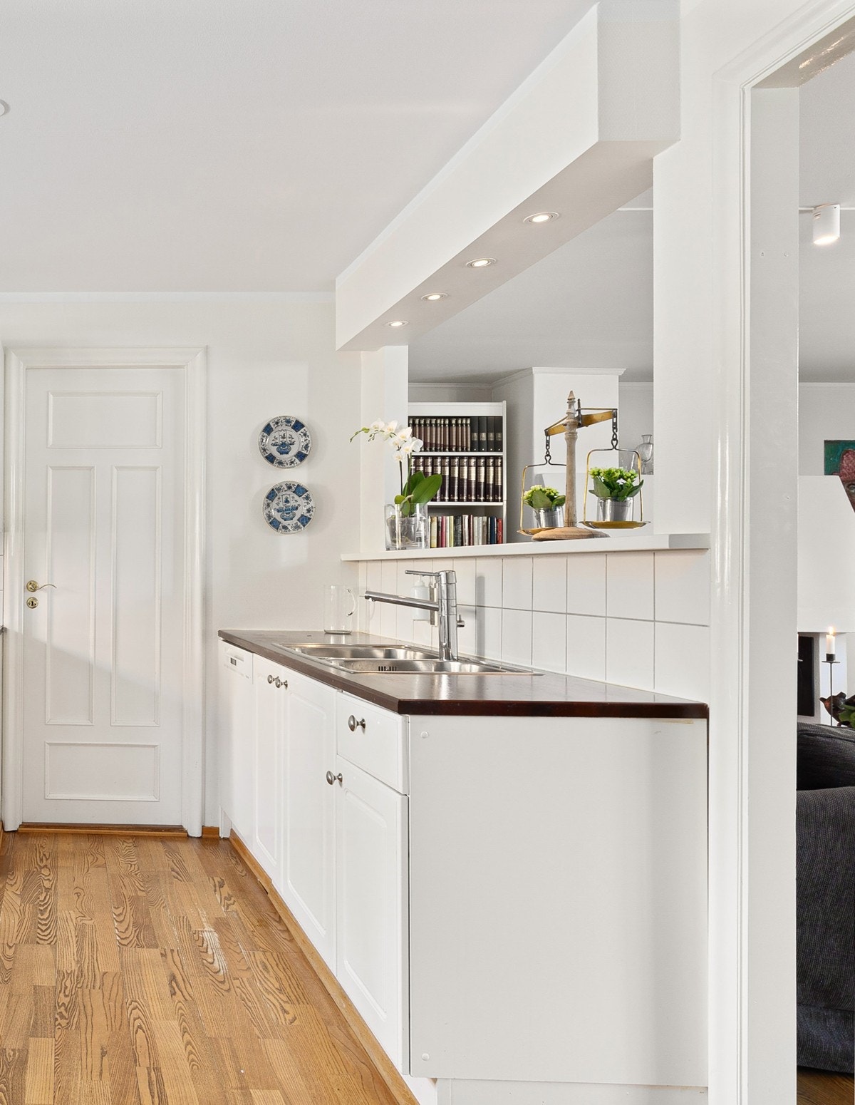 Kjøkken har godt med skapplass og benkplass Galleribilde