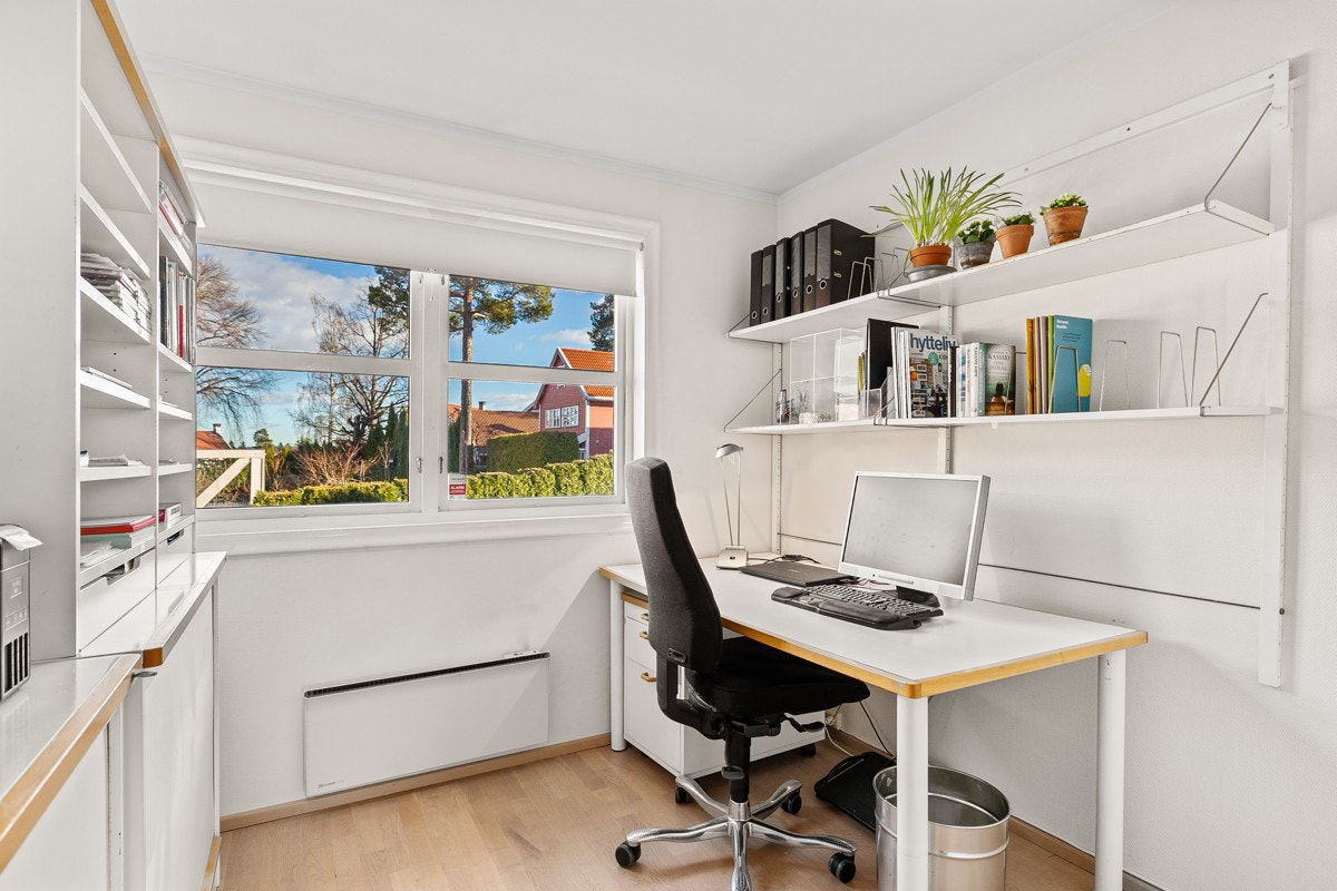 Soverom 2 fungerer idag som kontor. Kan benyttes til soverom, barnerom eller gjesterom Galleribilde