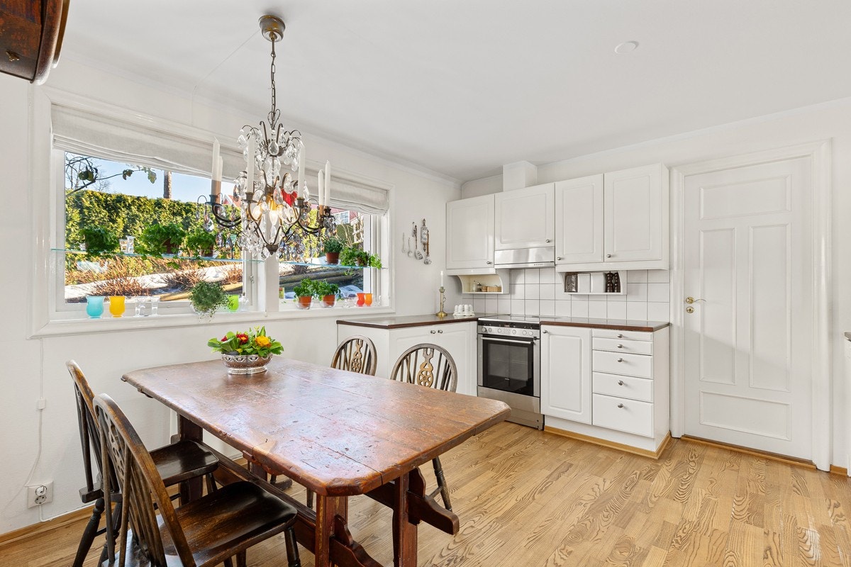 Fra kjøkkenet er det hyggelig utsyn mot fellesarealer Galleribilde