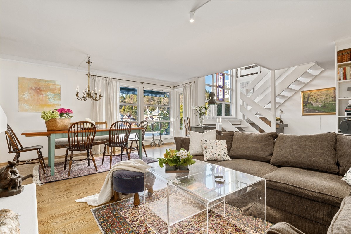 Stuen har meget godt med lysinnslipp fra store vindusflater Galleribilde