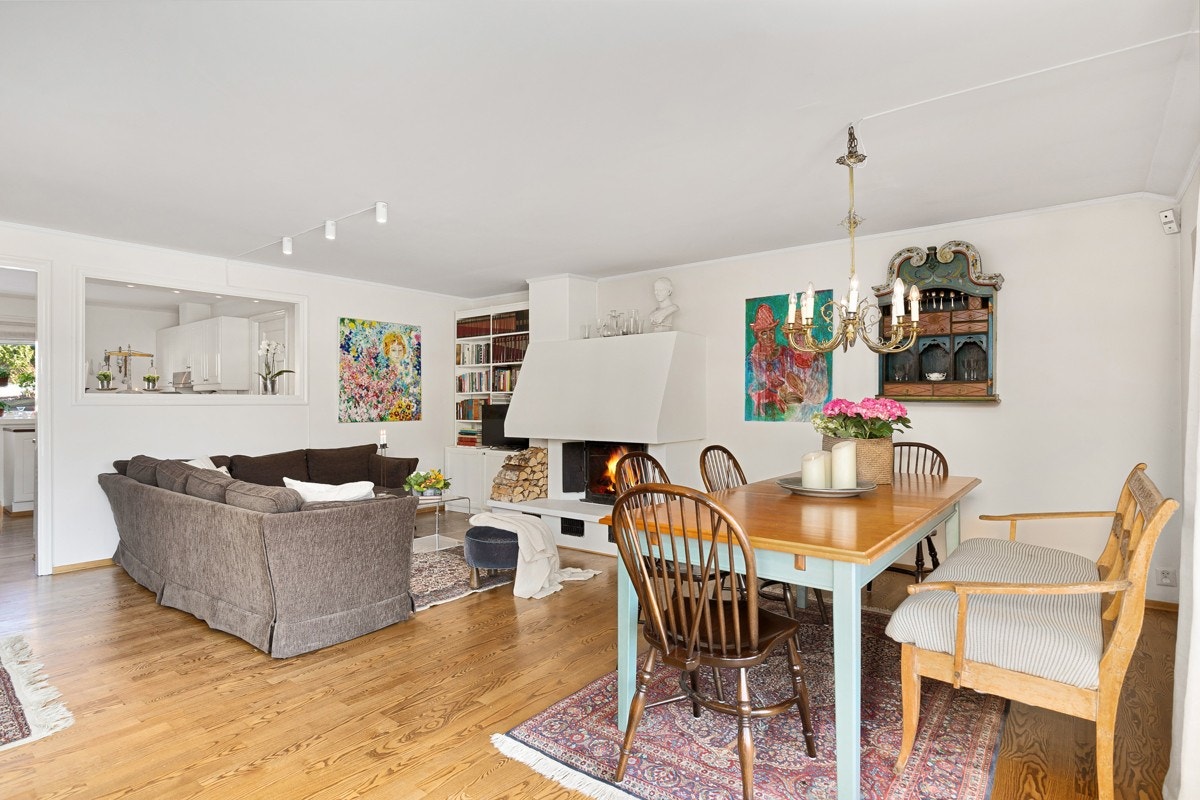 Det er god plass til sofagruppe og stor spisestue Galleribilde