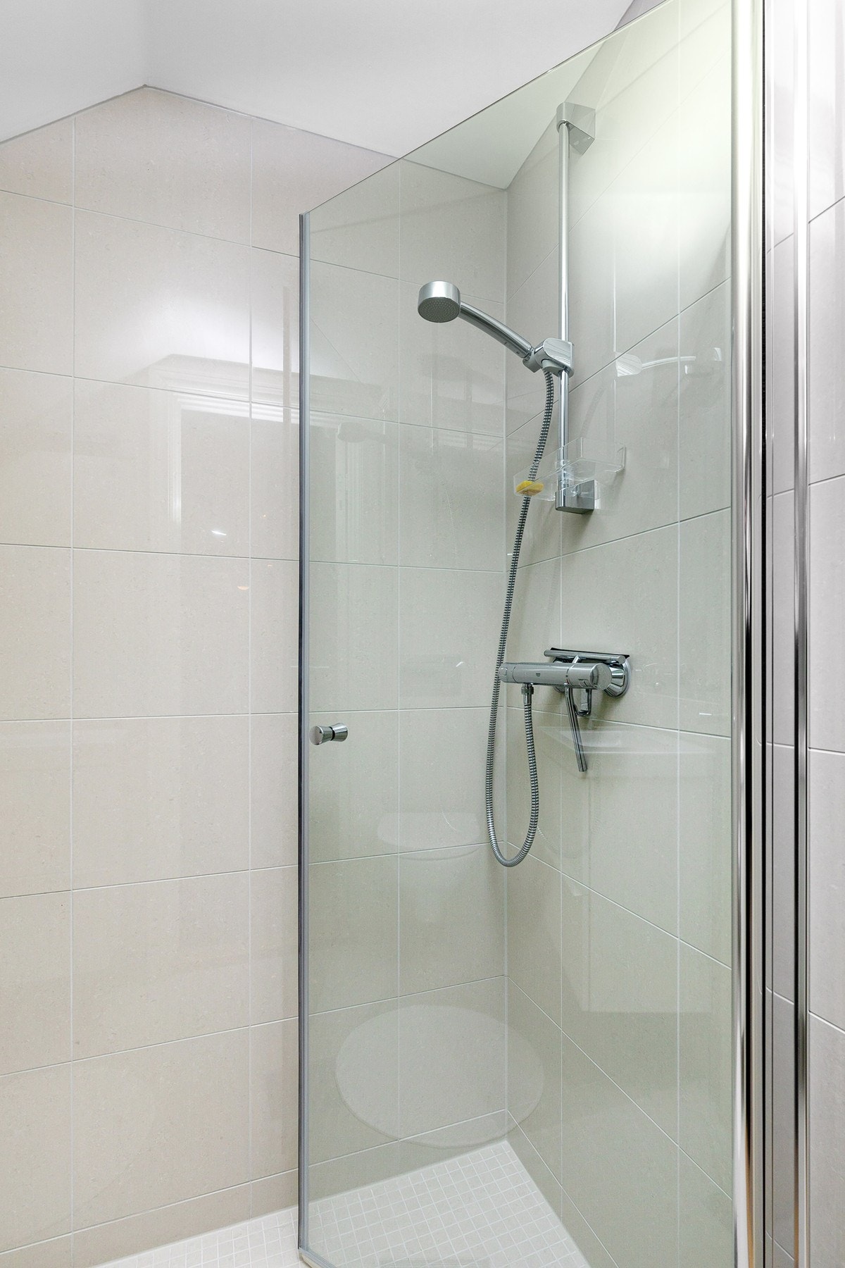 Dusjhjørne med innfellbare glassdører Galleribilde