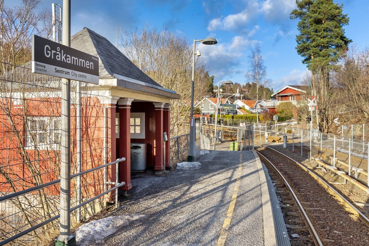 Det er 2 minutters gange (200 meter) til Gråkammen T-banestasjon med avgang hvert 15de minutt. Galleribilde