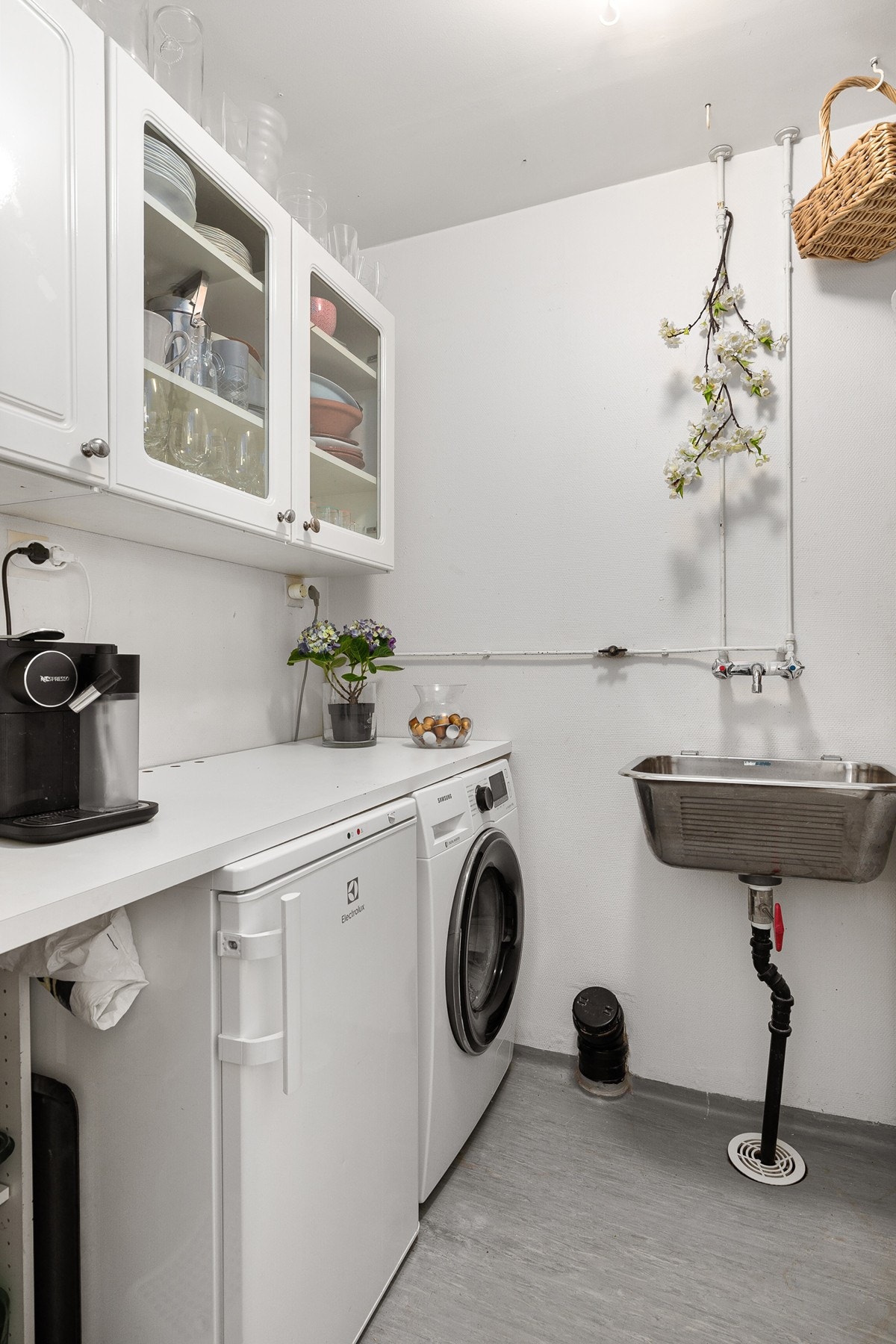 Innenfor kjøkkenet finner du et meget praktisk vaskerom Galleribilde