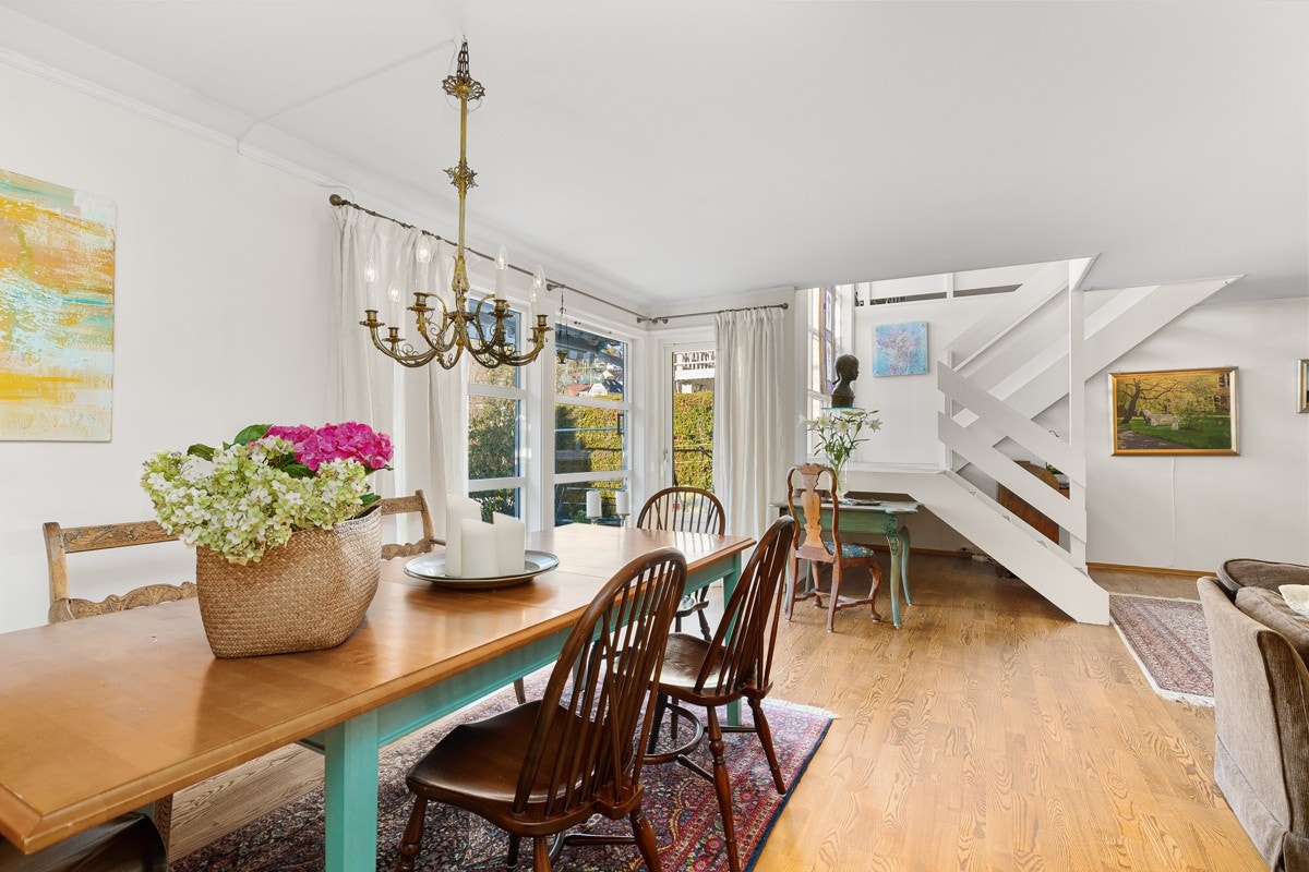 Fra stuen er det utgang til terrasse og have Galleribilde