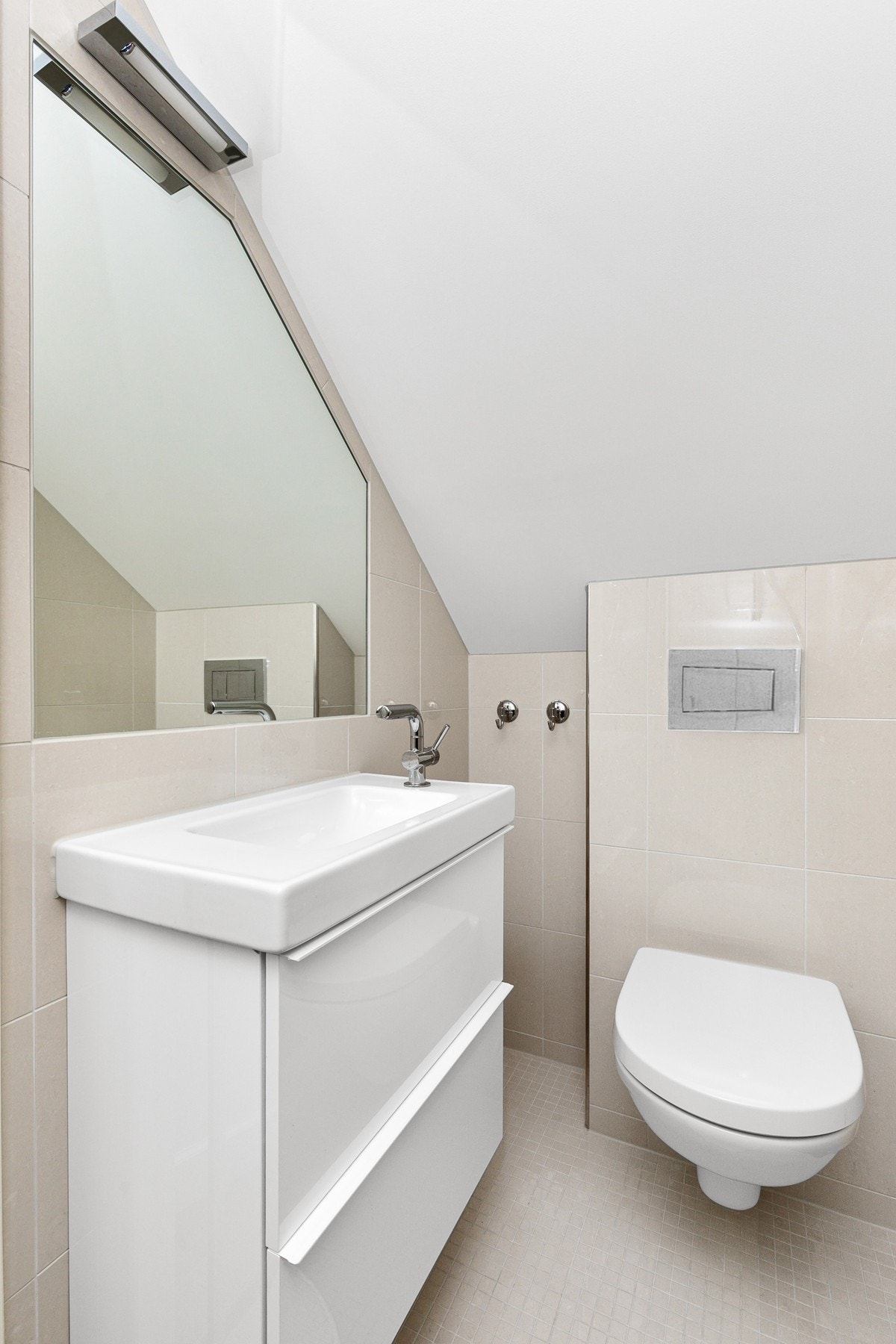 Nytt ensuite bad med servant, underskap, vegghengt toalett og dusj Galleribilde