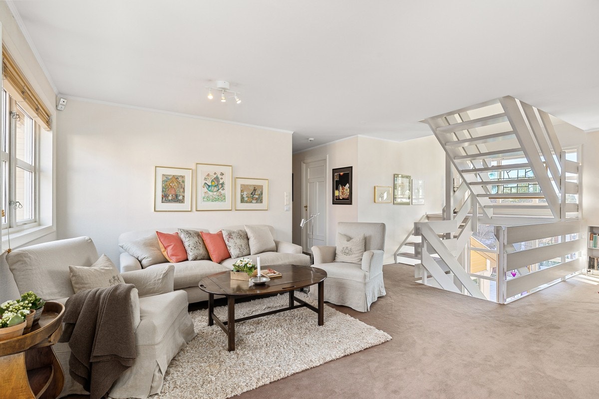 Stuen i 2 etasje har god plass til sofagruppe Galleribilde