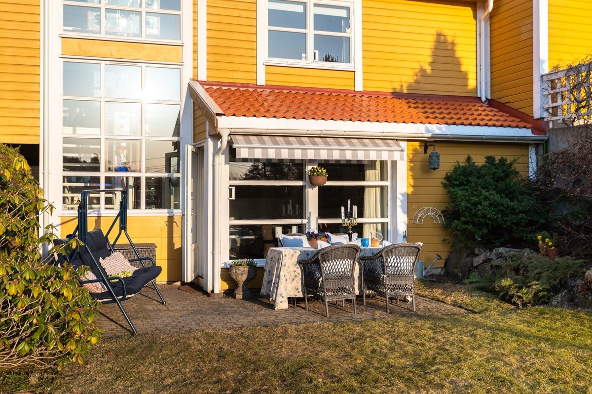 På terrassen og i haven er det plass til sittegrupper m.m. Galleribilde