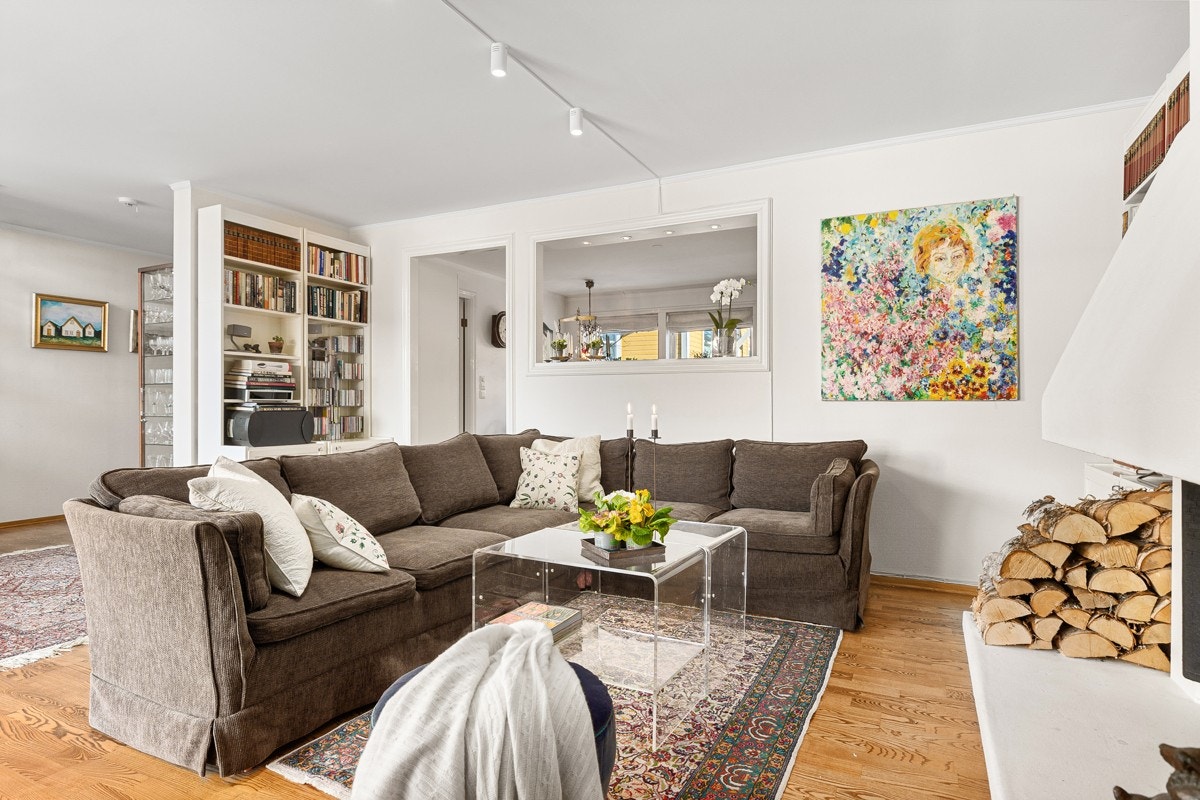 Stuen har delvis åpen løsning mot kjøkken Galleribilde