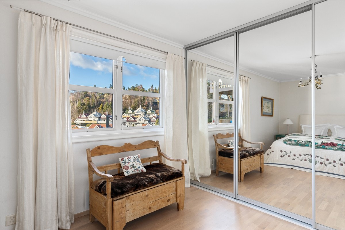 Soverom har praktisk skyvedørsgarderobe Galleribilde