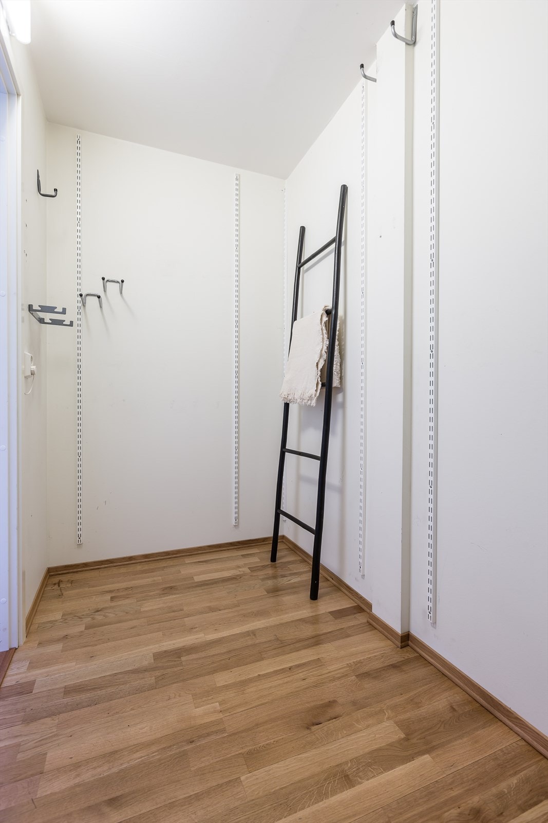 Gangen er tilknyttet en innvendig bod som sørger for ekstra god oppbevaringsplass Galleribilde