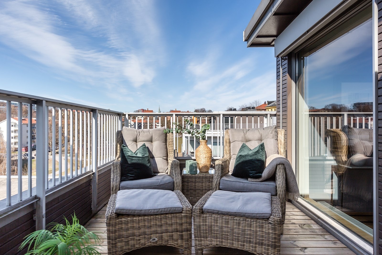 Takterrassen kan innredes med flere sittegrupper, planter og grill Galleribilde