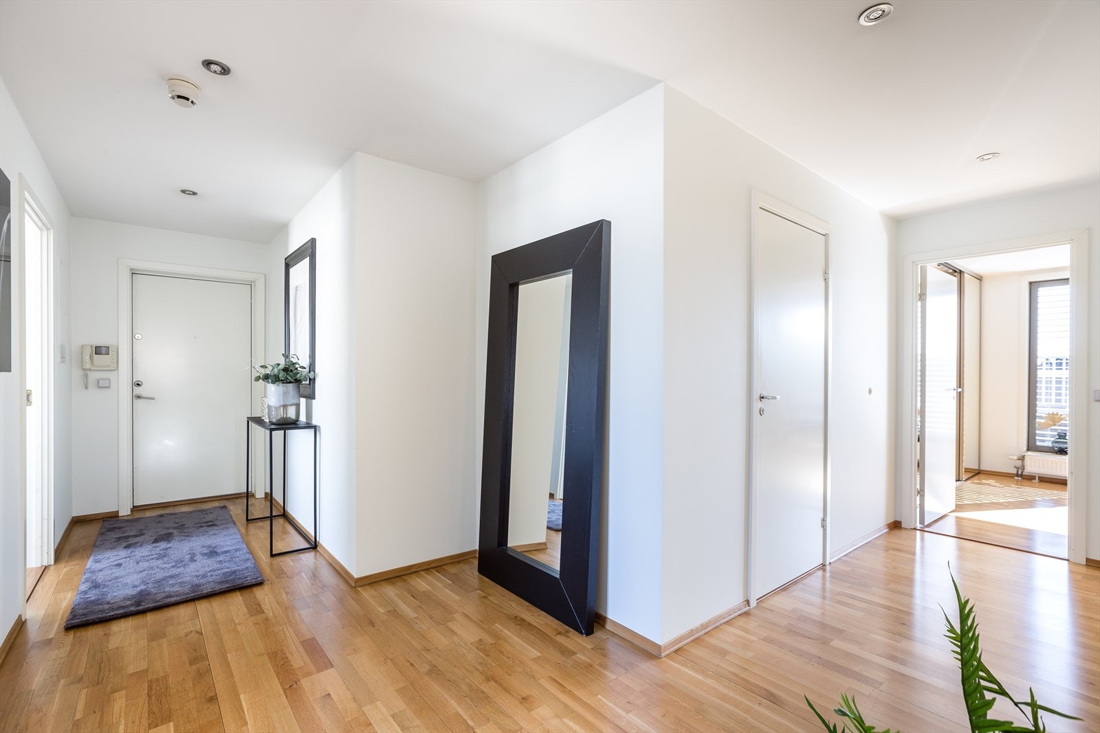 Entreen er åpen og binder rommene i boligen sammen på en god måte Galleribilde