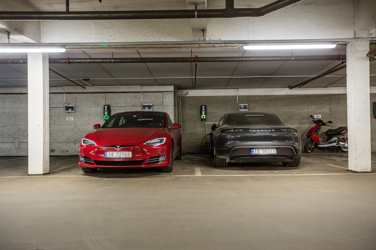 Denne boligen disponerer garasjeplass (ekstra bred) med elbillader (plassen til venstre i bildet, nr. 108) Galleribilde