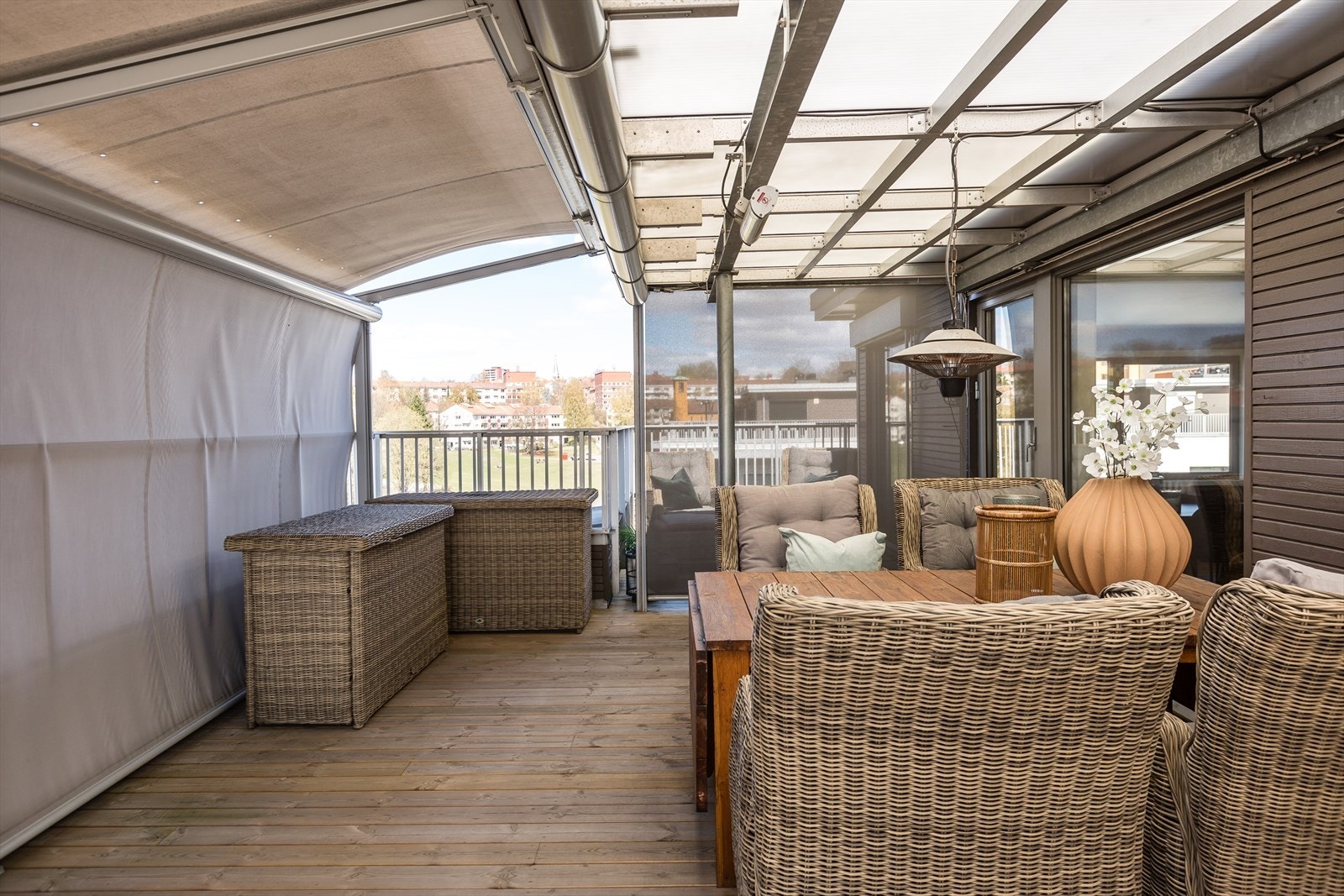 På solfylte dager kan det bli nødvendig med solskjerming. Screenduken skjermer effektivt og styres via fjernkontroll. Galleribilde