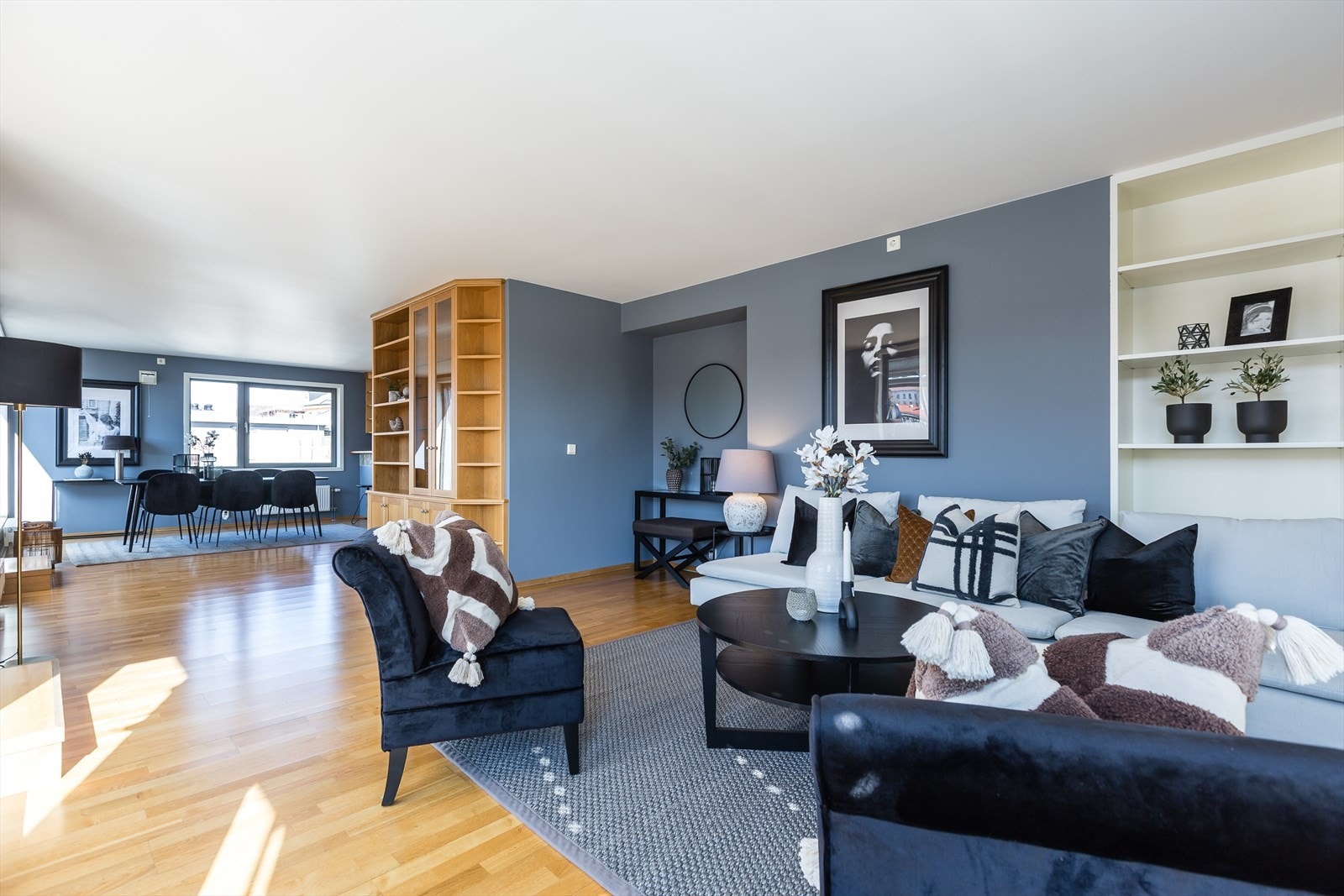 Stuens gode størrelse gjør den enkel å innrede med flere sosiale soner Galleribilde