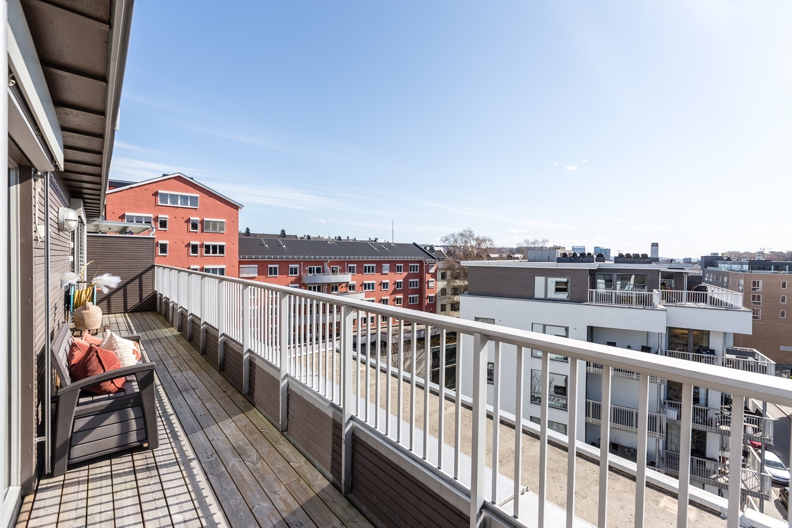 Morgensolen nyter du på denne delen av terrassen. Her er det flott utsyn over nabolaget og byens tak. Galleribilde