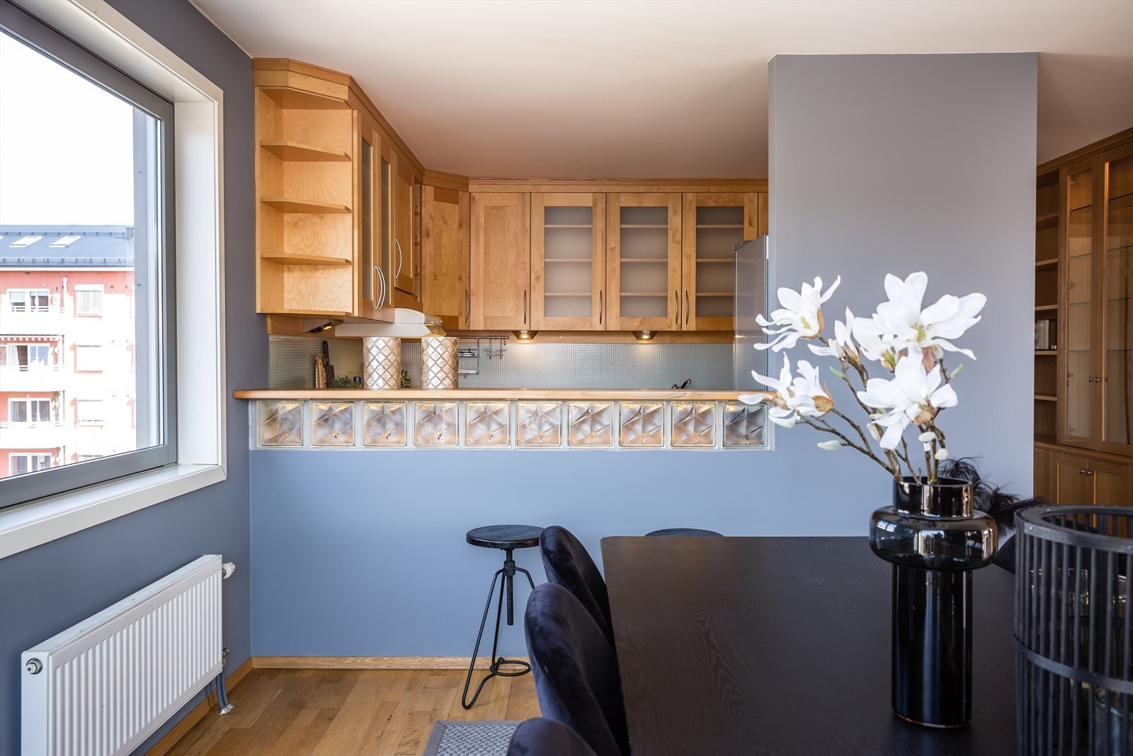 Kjøkkenet er utstyrt med hvitevarer som stekeovn og kjøle-/fryseskap fra 2020 Galleribilde