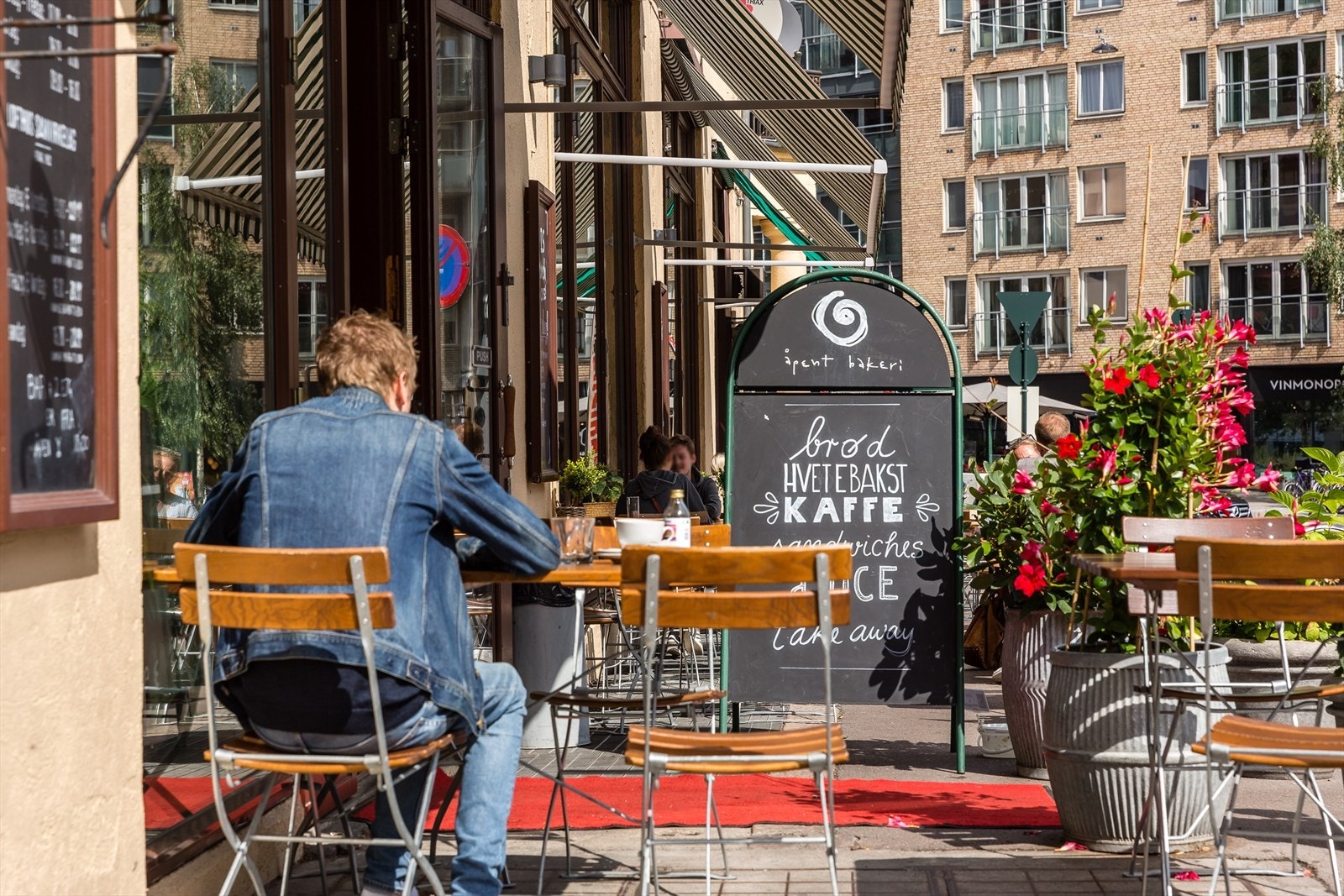 Tranen på Alexander Kiellands plass: På dagtid selger Åpent Bakeri ferske bakervarer, brunch fra kjøkkenet, sandwicher og kaffe. Fra kl 16 tar Lofthus Samvirkelag over driften og serverer fantastisk god pizza og drikke Galleribilde