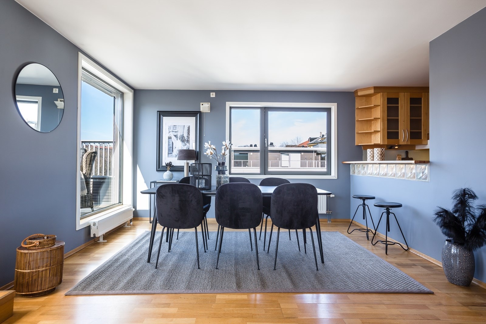 Her kan du nyte en nydelig utsikt og fantastiske omgivelser fra sofakroken eller spisestuen Galleribilde