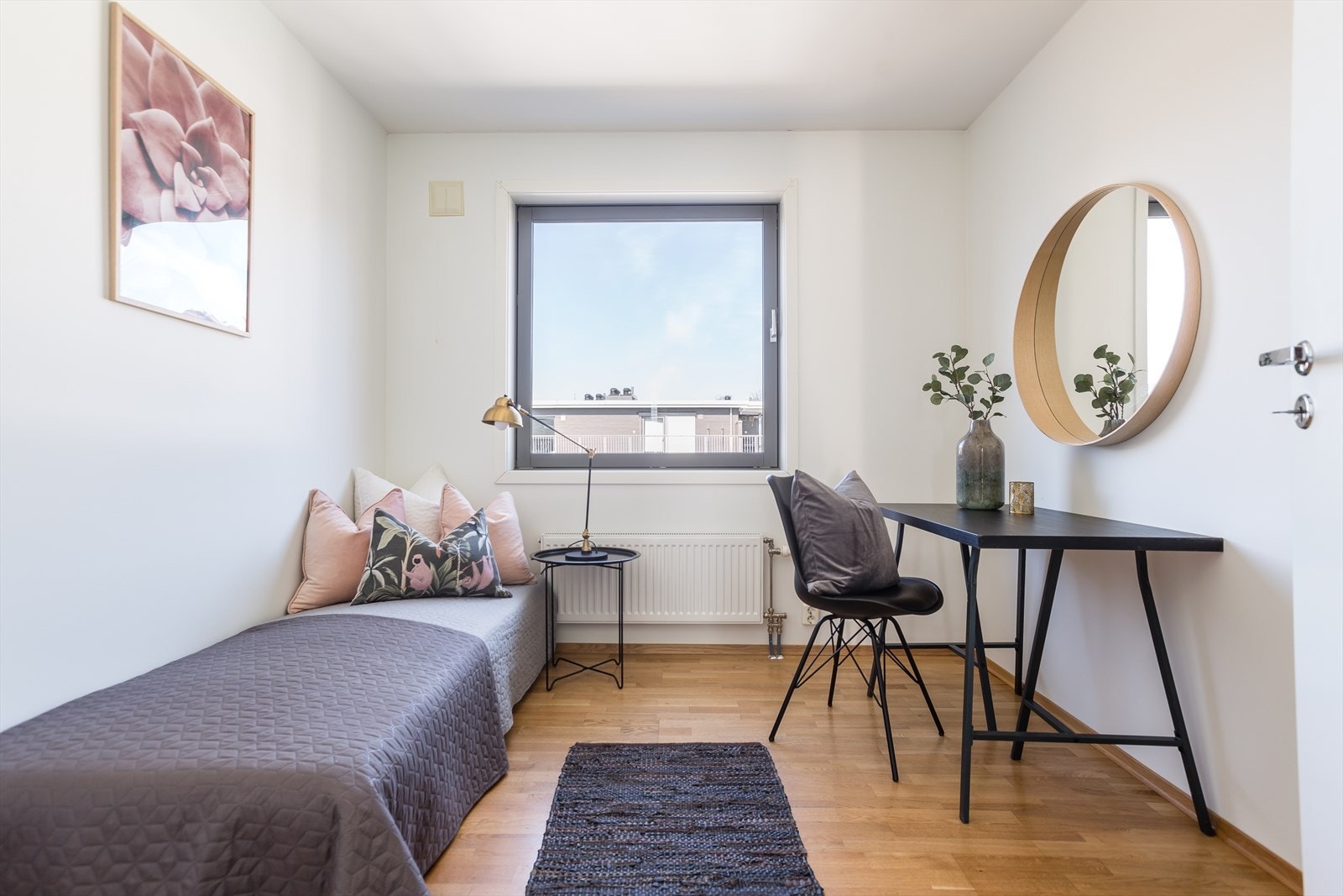 Soverom II og III har begge plass til stor seng og garderobeløsning Galleribilde