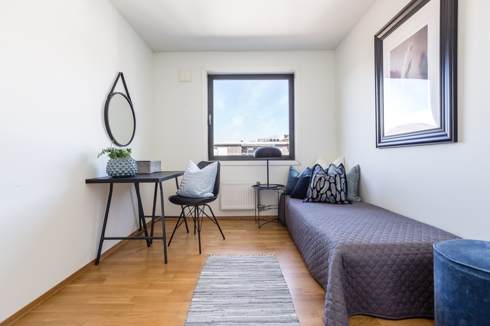 Det er store vindusflater som slipper inn naturlig med lys og gir gode luftemuligheter i alle rom Galleribilde