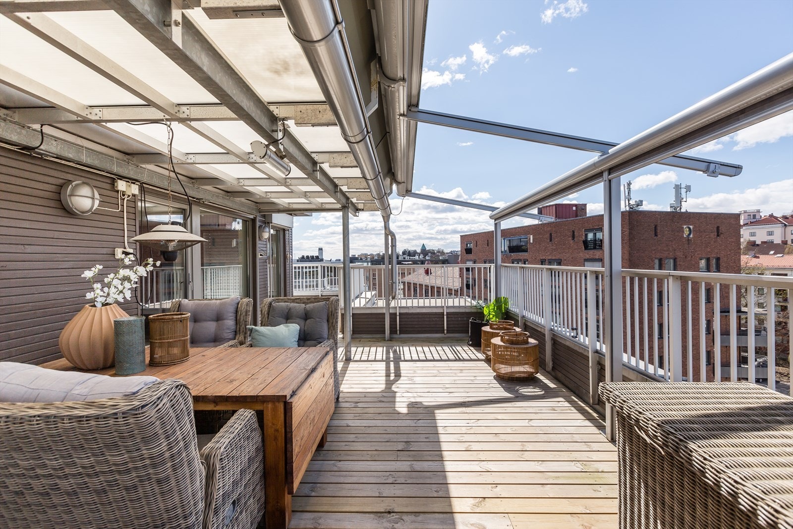 På terrassen kan du nyte solen hele dagen Galleribilde