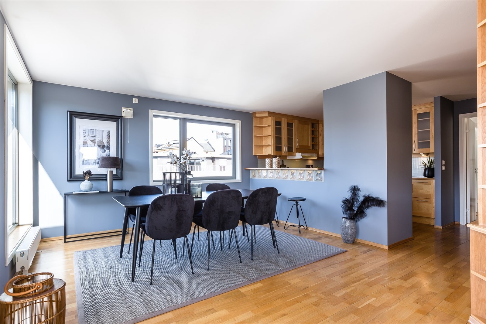 Det er god plass til sofagruppe, tv-møblement og stor spisestue Galleribilde