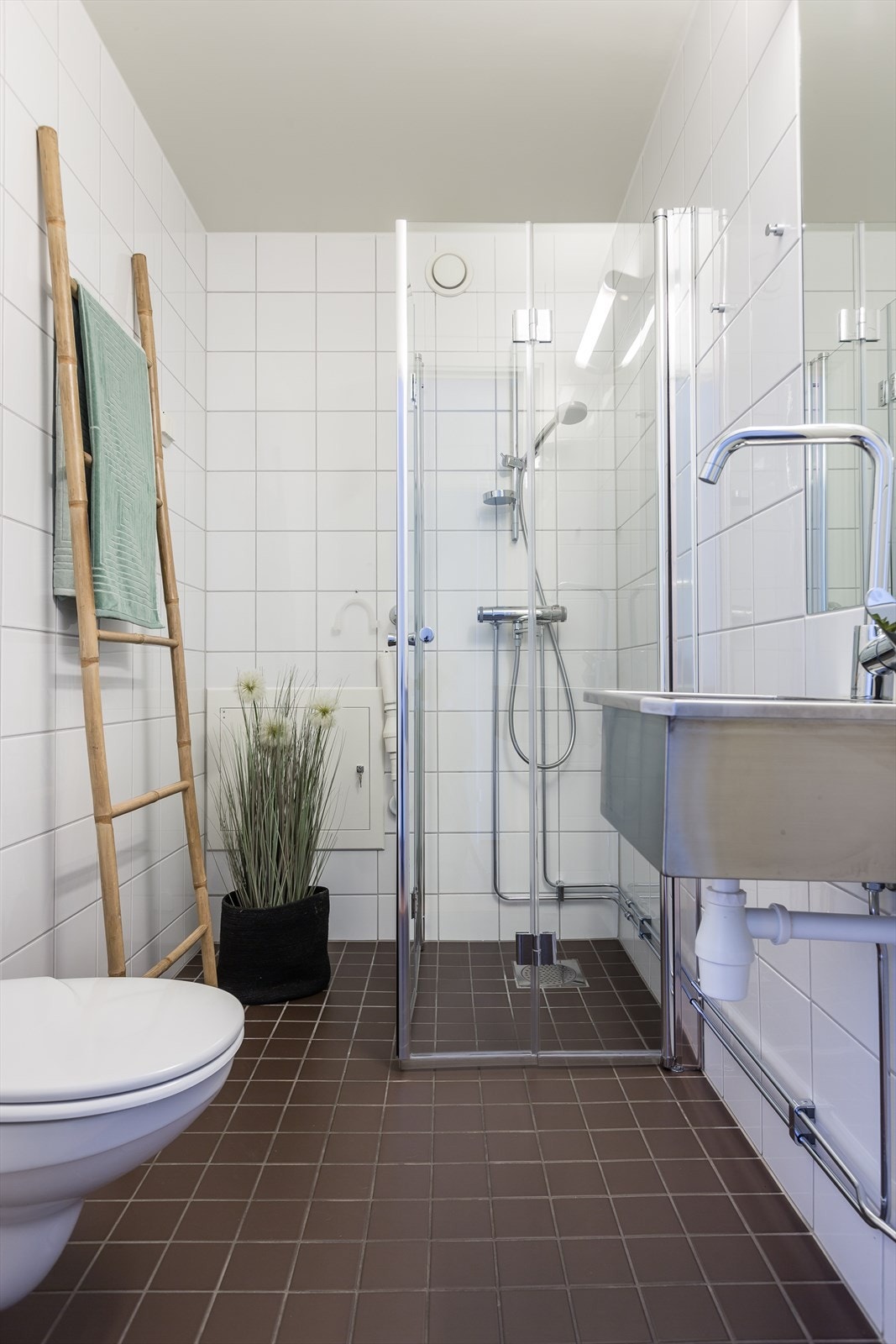 Dusjvegger, blandebatteri og utslagsvask på bad II ble montert i 2015 Galleribilde