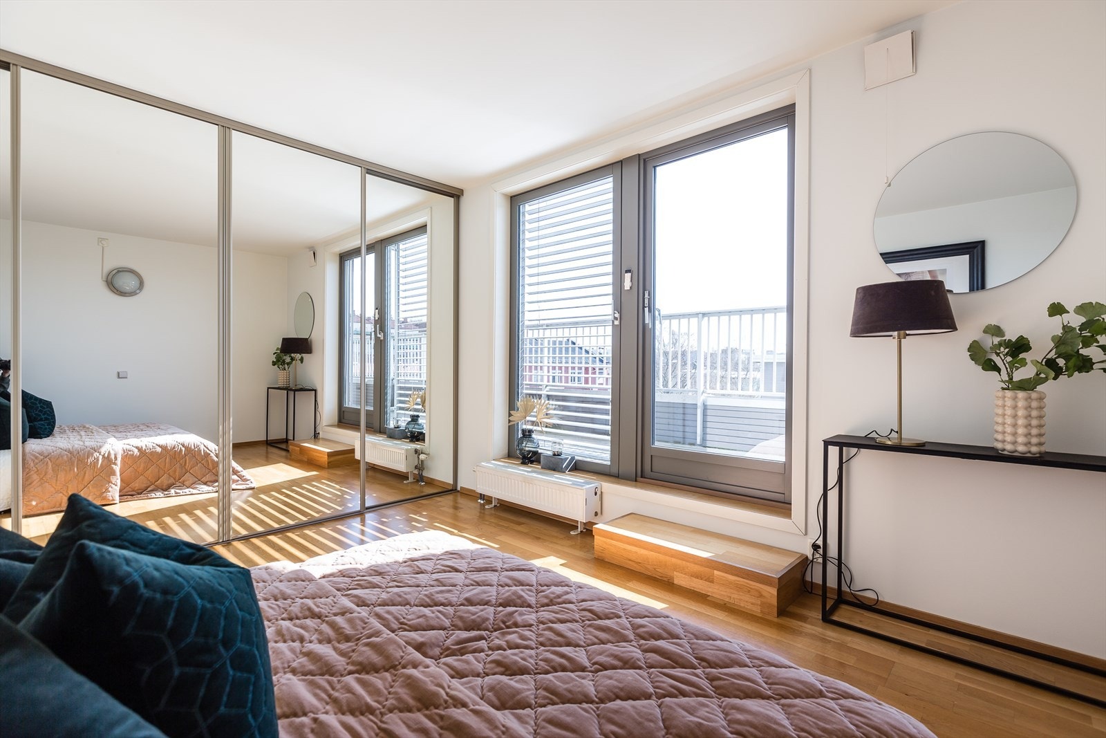 Boligen har hele 3 soverom av gode størrelser og som har malte flater i nøytrale farger Galleribilde